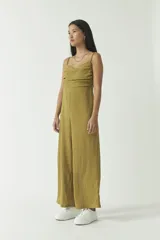 Mono largo de color verde oliva, con escote caído, tirantes finos y pierna ancha.