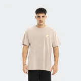 Remera beige de corte oversize con logo estampado en el pecho.