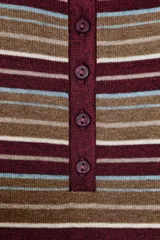 Jersey de punto fino con diseño a rayas horizontales en tonos tierra, bordó y celeste. Presenta cuello redondo, cierre frontal con botones y mangas por debajo del codo.