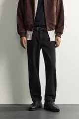 Pantalón relaxed fit azul marino confeccionado en tejido de algodón con estructura, de estilo clásico con cinco bolsillos y cierre frontal con cremallera y botón.