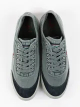 Zapatillas de lona color verde militar con lavado especial, puntera de ante oscuro y detalles de bordado rojo de la marca El Ganso en el lateral y la lengüeta.