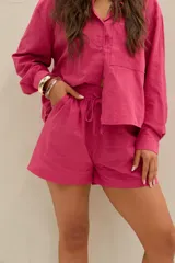 Short fucsia de rayas con cintura elástica y cordón ajustable.