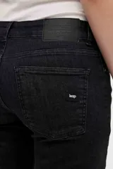 Jean de corte oxford en color negro, con ajuste en cintura y caderas, y piernas amplias. Presenta un diseño estructurado con cierre de botón y cremallera, y bolsillos clásicos.