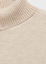 Top color beige de tejido de punto, cuello alto y sin mangas.