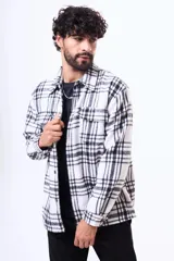 Sobrecamisa de pana con estampado a cuadros, forrada en su interior con símil corderito. Presenta cuello clásico, cierre frontal con botones y dos bolsillos con solapa en el pecho.