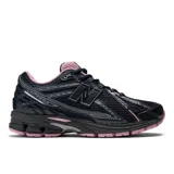 Championes New Balance modelo 1906R, color negro con detalles en rosa.