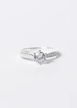 Anillo de plata 925 con piedra central de 6mm y zirconias laterales.