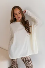 Buzo de corte oversize y diseño holgado, confeccionado en tejido de viscosa con textura acanalada fina. Presenta cuello redondo y mangas largas con caída relajada.