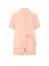 Pijama de satén color salmón, compuesto por una camisa de manga corta con botones frontales, cuello solapa y un bolsillo en el pecho, y un short con cintura ajustable.