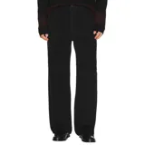 Pantalón de jean negro de corte recto, con cierre de botón y cremallera, y bolsillos delanteros y traseros.