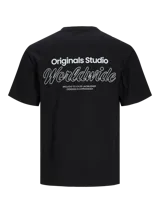 Remera negra de manga corta con cuello redondo y ajuste relaxed. Presenta un pequeño estampado tipográfico en el pecho con el texto "Originals Studio".