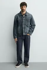 Zapatilla de cordones color negro con parte superior lisa, horma redonda y forro interior a contraste. Suela de goma color crema con ligera textura y detalle en el talón color crema.