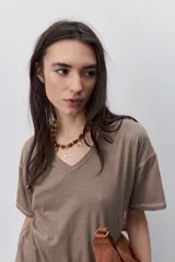 Remera negra de manga corta con escote en V y silueta amplia.