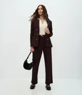 Pantalón de corte recto confeccionado en tejido Punto Roma, con cintura media, cierre frontal y bolsillo trasero. Presenta una estructura firme y elegante.