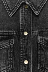 Camisa de denim color negro gastado, corte entallado, cuello solapa, manga larga, bolsillos delanteros con solapa y cierre frontal con botones dorados.