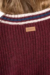 Cardigan de punto color bordó con diseño oversize, cuello en V y cierre frontal con botones. Presenta detalles de rayas en contraste en color crema y azul en los bordes, puños y ruedo, además de dos bolsillos frontales aplicados.