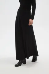 Falda larga de corte amplio y fluido, confeccionada en viscosa, con cintura elástica y diseño minimalista.