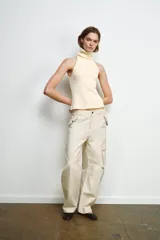 Pantalón cargo de tiro medio confeccionado en algodón, con cintura con trabillas, bolsillos delanteros y bolsillo de plastrón con solapa en la pierna.