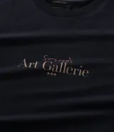 Remera de algodón de corte clásico, cuello redondo y manga corta, con estampa frontal de lettering Art Gallerie.