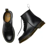 Botas de cuero negro con cordones, diseño clásico de 8 ojales, suela de goma con cámara de aire y costuras amarillas características de la marca.