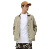 Campera tipo coach liviana de color verde claro, confeccionada en nailon resistente al agua. Presenta cuello clásico, cierre frontal con botones a presión, dos bolsillos laterales, puños elásticos y logo de la marca en el pecho.