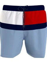 Short de baño celeste con cintura elástica, cordón de ajuste y diseño color block con los colores blanco, azul marino y rojo.