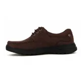 Zapato acordonado de cuero color marrón con suela negra.
