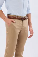 Pantalon de lino color tostado de corte recto, con bolsillos traseros ojalados con botones y presillas para cinto.