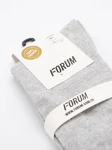 Pack de dos pares de medias de vestir grises, con diseño de cuadros oscuros.