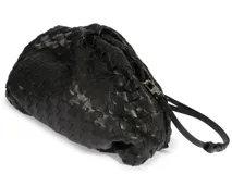 Maxi clutch color negro de cuero con patrón geométrico texturizado, diseño acolchado y correa delgada ajustable.