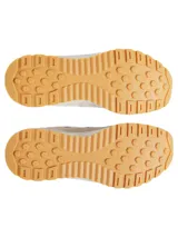 Championes Under Armour Street Mirage color beige, con parte superior de malla transpirable y superposiciones de gamuza. Cuenta con entresuela de EVA acolchada, suela exterior de goma con tracción y una etiqueta pequeña con el logo de la marca en el lateral.