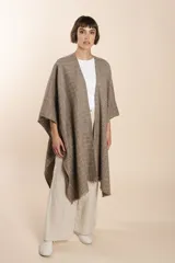 Ruana de lana fina color crudo con terminación envivada.