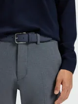 Cinturón Boss modelo Madison de cuero con textura granulada, hebilla metálica plateada y presilla a tono.