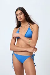 Bombacha de bikini blanca con tiras regulables a los costados.