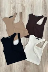 Top color beige de punto acanalado, con diseño asimétrico de un solo hombro y corte corto.