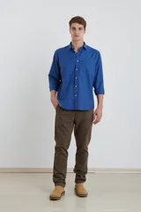 Camisa azul de manga 3/4 con cuello clásico y bolsillo en el pecho.