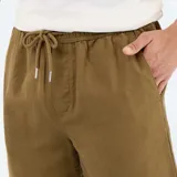 Bermuda de lino color marrón, de corte recto y diseño clásico con bolsillos laterales.