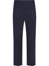 Pantalón chino azul marino de corte slim y pierna recta, con raya marcada en la parte delantera y trasera, cierre oculto de cremallera, dos bolsillos laterales y dos bolsillos traseros de ojal.