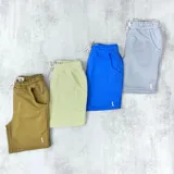 Short deportivo azul con cintura elástica y cordón ajustable.