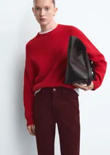 Pantalón de jean estilo bootcut o acampanado, confeccionado en algodón con elastano, de tiro medio y diseño clásico con bolsillos.