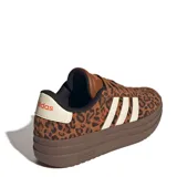 Championes urbanos Adidas modelo VL Court Bold con diseño de plataforma, estampado animal print en tonos marrones, tres bandas laterales en color crema y suela de goma marrón.