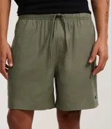 Bermuda masculina de corte recto y color beige, con cintura elástica, cordón ajustable y bolsillos laterales. Pertenece a la marca Ripping.