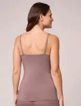 Musculosa de lencería color blanco, con escote redondo adornado con detalle de puntilla y tirantes finos regulables. Confeccionada en tejido seamless de alta elasticidad para un ajuste ergonómico y acabado invisible.