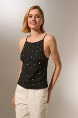 Top negro ajustado al cuerpo, de poliéster, con cuello recto y cuentas decorativas.