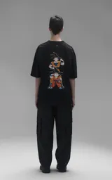 Remera negra de corte oversize con cuello redondo y mangas cortas. Presenta un estampado central de Goku y Goten en sus versiones de Dragon Ball.
