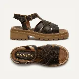 Sandalias de cuero vacuno negro con textura símil cocodrilo, diseño de tiras cruzadas, suela track de goma y hebilla metálica de ajuste en el tobillo.