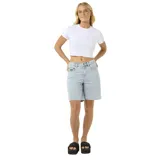 Bermuda de jean celeste claro, corte recto y tiro alto.