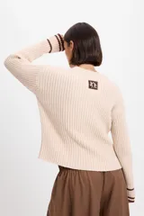 Sweater de punto acanalado tipo morley, color chocolate, con cuello a la base y mangas largas con abertura para el pulgar.