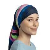 Bufanda tubular multifuncional Buff, confeccionada en tejido elástico y ligero con protección solar UPF 50. Presenta un diseño estampado con motivos abstractos y paisajes en tonos azules, rosas y verdes.