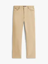Pantalón de estilo clásico y corte recto, confeccionado en tejido twill de algodón con elasticidad. Presenta un diseño tradicional de cinco bolsillos, cierre de botón con cremallera y detalles distintivos de la marca.